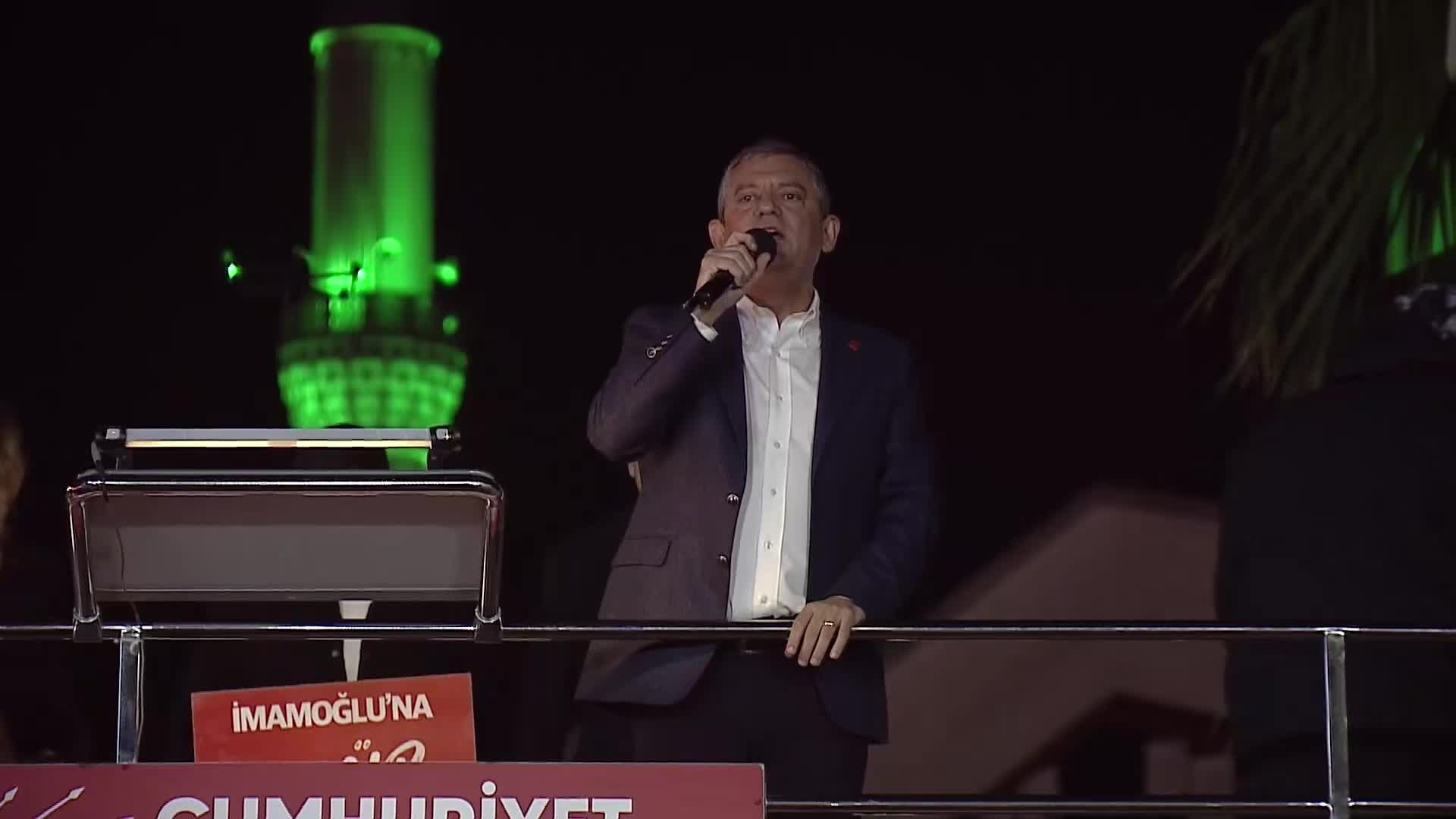 Özgür Özel’den Arnavutköy çıkarması 1 Cumhuriyet Halk Partisi (CHP) Genel Başkanı Özgür Özel, partisinin Arnavutköy’de düzenlediği mitingde bölgede yaşandığını söylediği yolsuzluk ve usulsüzlük iddialarını “rezalet” olarak tanımladı.