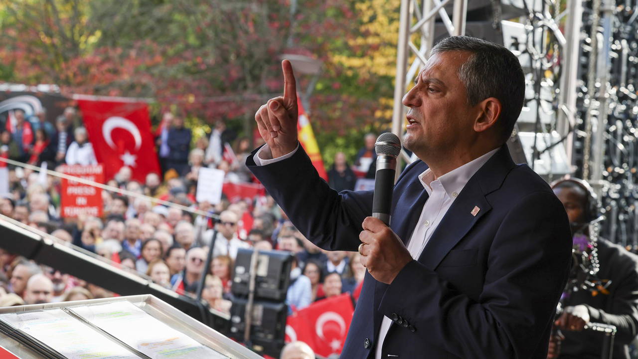 Özgür Özel’den Avrupa’daki gençlere çağrı 1 Özgür Özel, Brüksel’de düzenlenen mitingde Avrupa’daki gençlere seslenerek siyasetten uzak durmamaları çağrısında bulundu