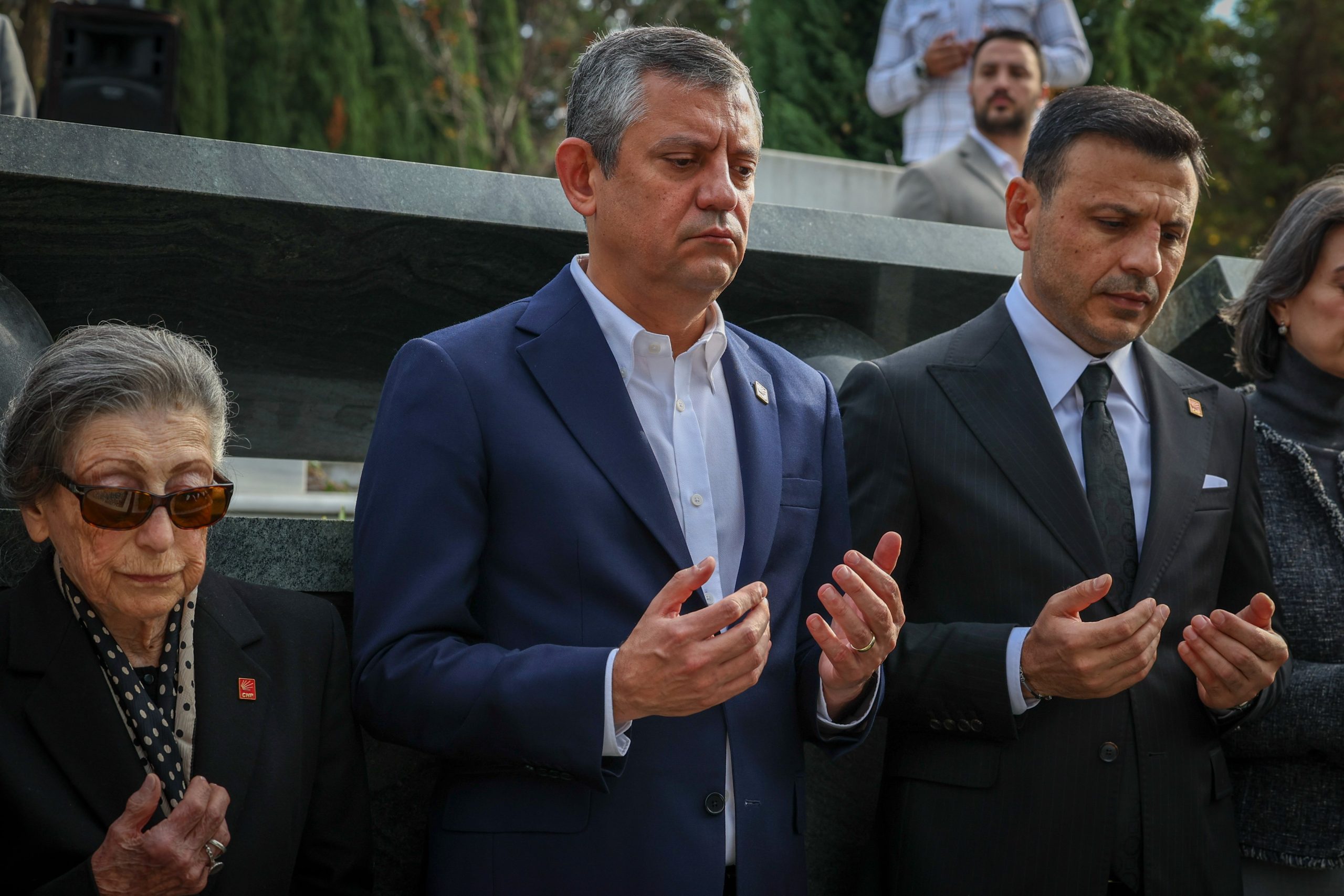 Özgür Özel'in kırmızı kartı ihbar kabul edildi 1 CHP Genel Başkanı Özgür Özel’in “Göztepe maçında verilen haksız kırmızı karta Kuzey Kıbrıs’tan 5,5 milyon liralık bahis oynandı” sözleri üzerine savcılık soruşturma başlattı