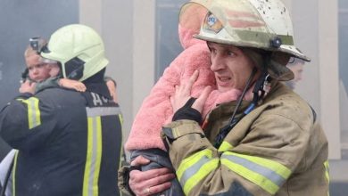 Rus füzeleri Ukrayna’yı vurdu: 7 kişi öldü 4 Rusya’nın Ukrayna’ya düzenlediği yoğun insansız hava aracı ve füze saldırılarında iki çocuk dahil en az yedi kişi hayatını kaybetti
