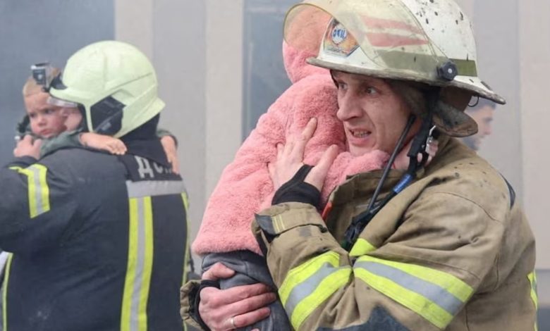 Rusya’nın Ukrayna’ya düzenlediği yoğun insansız hava aracı ve füze saldırılarında iki çocuk dahil en az yedi kişi hayatını kaybetti