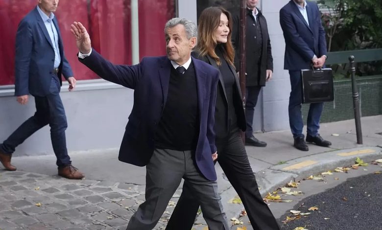 Sarkozy, Libya’dan yasa dışı kampanya finansmanı sağlamakla suçlandığı davada 5 yıl hapis cezası aldı.