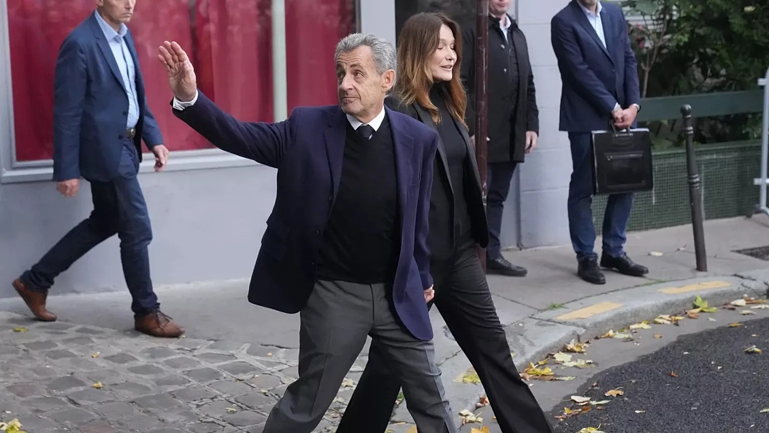 Nicolas Sarkozy, Libya fonu davasında cezaevine girdi 1 Sarkozy, Libya’dan yasa dışı kampanya finansmanı sağlamakla suçlandığı davada 5 yıl hapis cezası aldı.