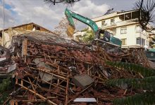 Balıkesir’in Sındırgı ilçesinde meydana gelen 6,1 büyüklüğündeki depremin ardından enkaz kaldırma ve hasar tespit çalışmaları sürüyor.