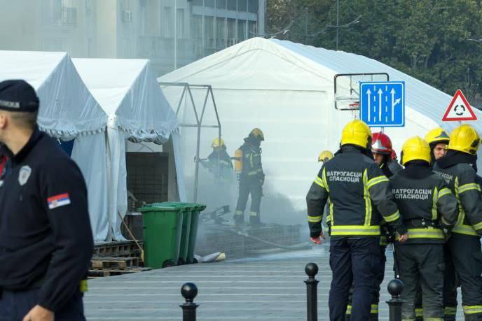 Sırbistan’da terör saldırısı 1 Sırbistan’ın başkenti Belgrad’da, hükümet destekçilerinin kurduğu çadırların bulunduğu parlamento önünde silahlı saldırı meydana geldi