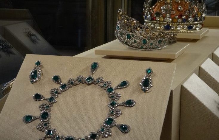 Fransa'nın başkenti Paris'teki dünyaca ünlü Louvre Müzesi soyuldu!  Hırsızlar, Napolyon ve eşi Josephine'in koleksiyonundan 9 parça çaldı