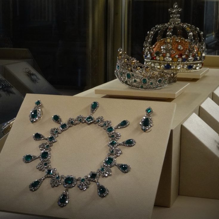 Fransa’da inanılmaz soygun 1 Fransa'nın başkenti Paris'teki dünyaca ünlü Louvre Müzesi soyuldu! Hırsızlar, Napolyon ve eşi Josephine'in koleksiyonundan 9 parça çaldı