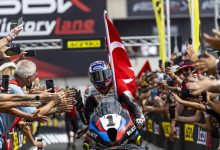 Milli motosikletçimiz Toprak Razgatlıoğlu, 2025 Dünya Superbike Şampiyonası'nda sezonun 12. ve son ayağı olan İspanya'da kariyerinin üçüncü şampiyonluğunu ilan etti