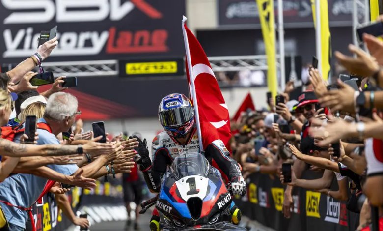 Toprak Razgatlıoğlu şampiyon oldu 6 Milli motosikletçimiz Toprak Razgatlıoğlu, 2025 Dünya Superbike Şampiyonası'nda sezonun 12. ve son ayağı olan İspanya'da kariyerinin üçüncü şampiyonluğunu ilan etti