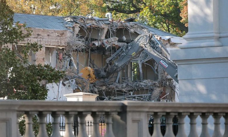 Donald Trump, Beyaz Saray’ın 1902’de inşa edilen Doğu Kanadı’nın yıkılarak yerine 250 milyon dolarlık yeni bir balo salonu yapılacağını açıkladı.