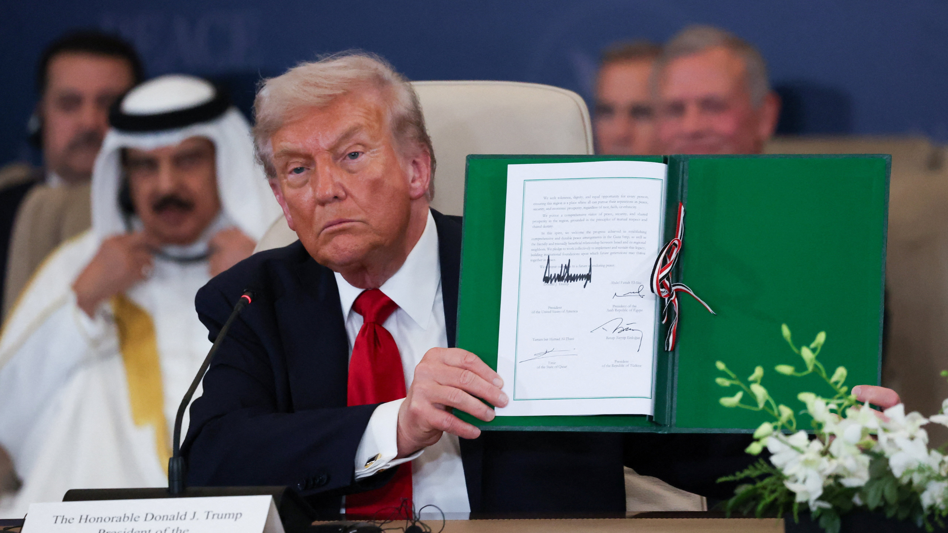 Trump’tan Gazze’de ateşkes ve Erdoğan açıklaması 1 ABD Başkanı Donald Trump, Gazze’de yürürlüğe giren ateşkes anlaşmasının ardından Mısır’ın Şarm el-Şeyh kentinde düzenlenen Barış Zirvesi’nde konuştu.