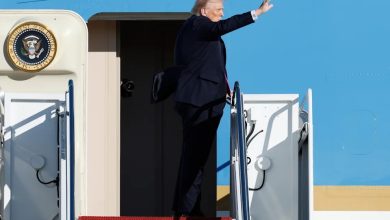 Donald Trump, dolandırıcılık ve kimlik hırsızlığı suçlarından hapis cezası alan eski Temsilciler Meclisi üyesi George Santos’un cezasını affetti.