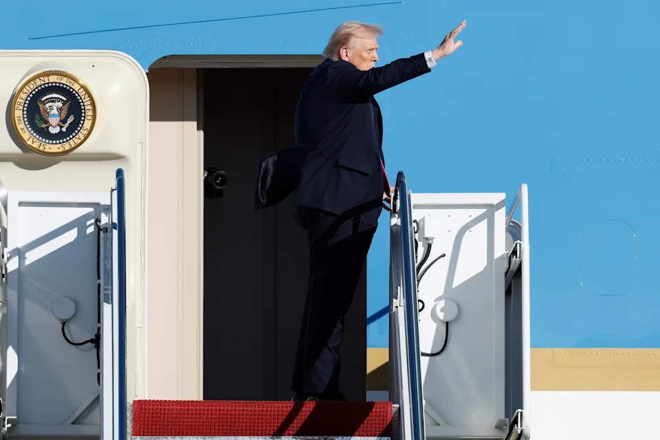 Trump, eski Kongre üyesi George Santos’un hapis cezasını affetti 1 Donald Trump, dolandırıcılık ve kimlik hırsızlığı suçlarından hapis cezası alan eski Temsilciler Meclisi üyesi George Santos’un cezasını affetti.