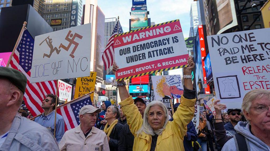 Milyonlar Trump yönetimine karşı sokaklarda 1 ABD’nin 50 eyaletinde milyonlarca kişi, Trump yönetimini otoriterleşmekle suçlayarak “No Kings” (Kral Yok) sloganıyla meydanlara çıktı.