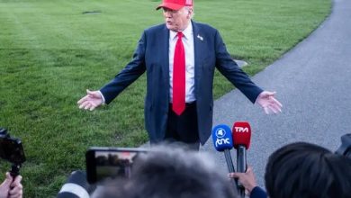 Donald Trump, anlaşma sağlanmazsa federal çalışanları toplu şekilde işten çıkarma ve geriye dönük maaş ödememeyi gündeme getirdi.