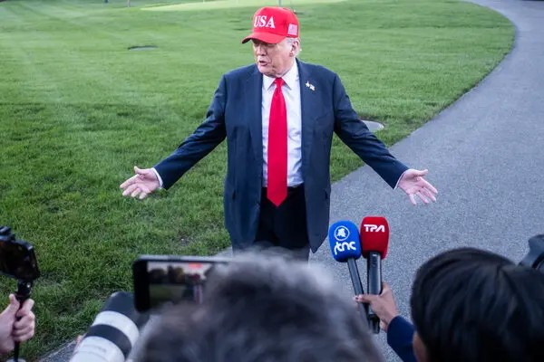ABD’de hükümet krizi derinleşiyor: Trump’tan toplu işten çıkarma tehdidi 1 Donald Trump, anlaşma sağlanmazsa federal çalışanları toplu şekilde işten çıkarma ve geriye dönük maaş ödememeyi gündeme getirdi.