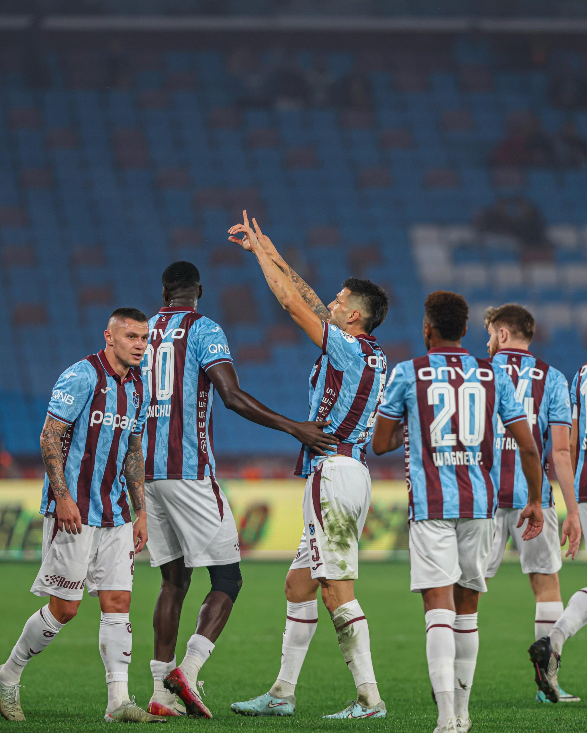 Trabzonspor fırtına gibi esti 1 Trabzonspor, Trendyol Süper Lig'de Kayserispor'u rahat yendi ve zirve yarışında iddiasını sürdürdü