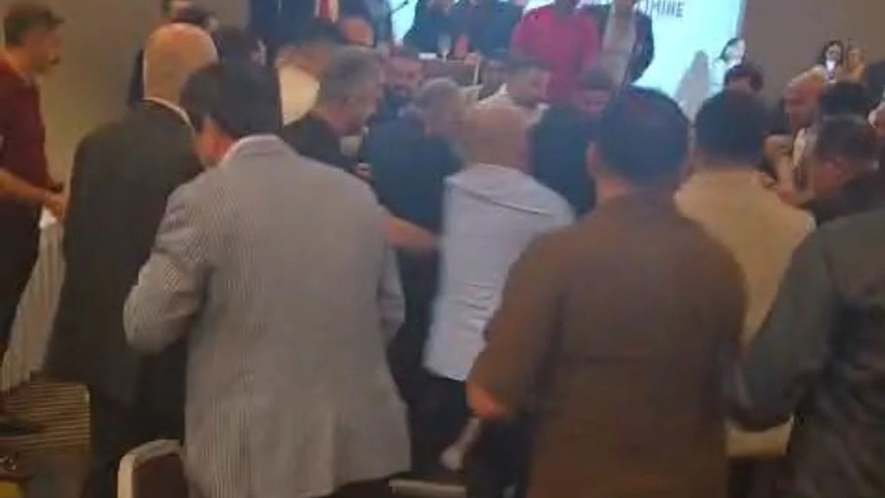 TÜRSAB Muratpaşa BTK seçiminde kavga çıktı 1 Antalya’da yapılan TÜRSAB Muratpaşa BTK seçimleri sırasında taraflar arasında çıkan tartışma tekme, tokat ve yumruklu kavgaya dönüştü.