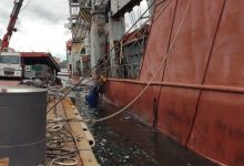 Tuzla'da mekanik çalışmaları süren bir geminin yan yatması sonucu 1 işçi hayatını kaybederken çok sayıda işçi de denize düştü