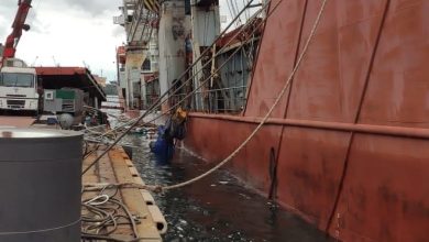 Tuzla'da tersanede facia! 14 Tuzla'da mekanik çalışmaları süren bir geminin yan yatması sonucu 1 işçi hayatını kaybederken çok sayıda işçi de denize düştü