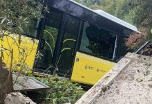 İETT otobüsü, şoförünün el frenini çekmeden araçtan inmesi sonucu hareket ederek yaklaşık yüz metre kaydı.