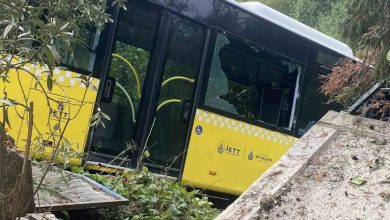 Üsküdar’da el freni çekilmeyen iett otobüsü istinat duvarına çarptı 11 İETT otobüsü, şoförünün el frenini çekmeden araçtan inmesi sonucu hareket ederek yaklaşık yüz metre kaydı.