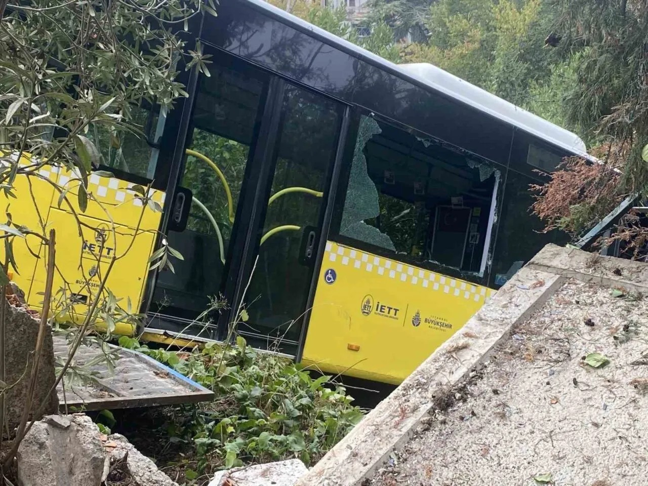 Üsküdar’da el freni çekilmeyen iett otobüsü istinat duvarına çarptı 1 İETT otobüsü, şoförünün el frenini çekmeden araçtan inmesi sonucu hareket ederek yaklaşık yüz metre kaydı.