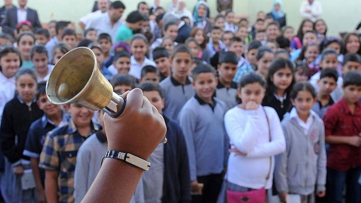 İstanbul'da okullara erken tatil! 1 İstanbul Valiliği, beklenen gök gürültülü sağanak yağış nedeniyle okulların saat 16:00'da tatil edileceğini açıkladı