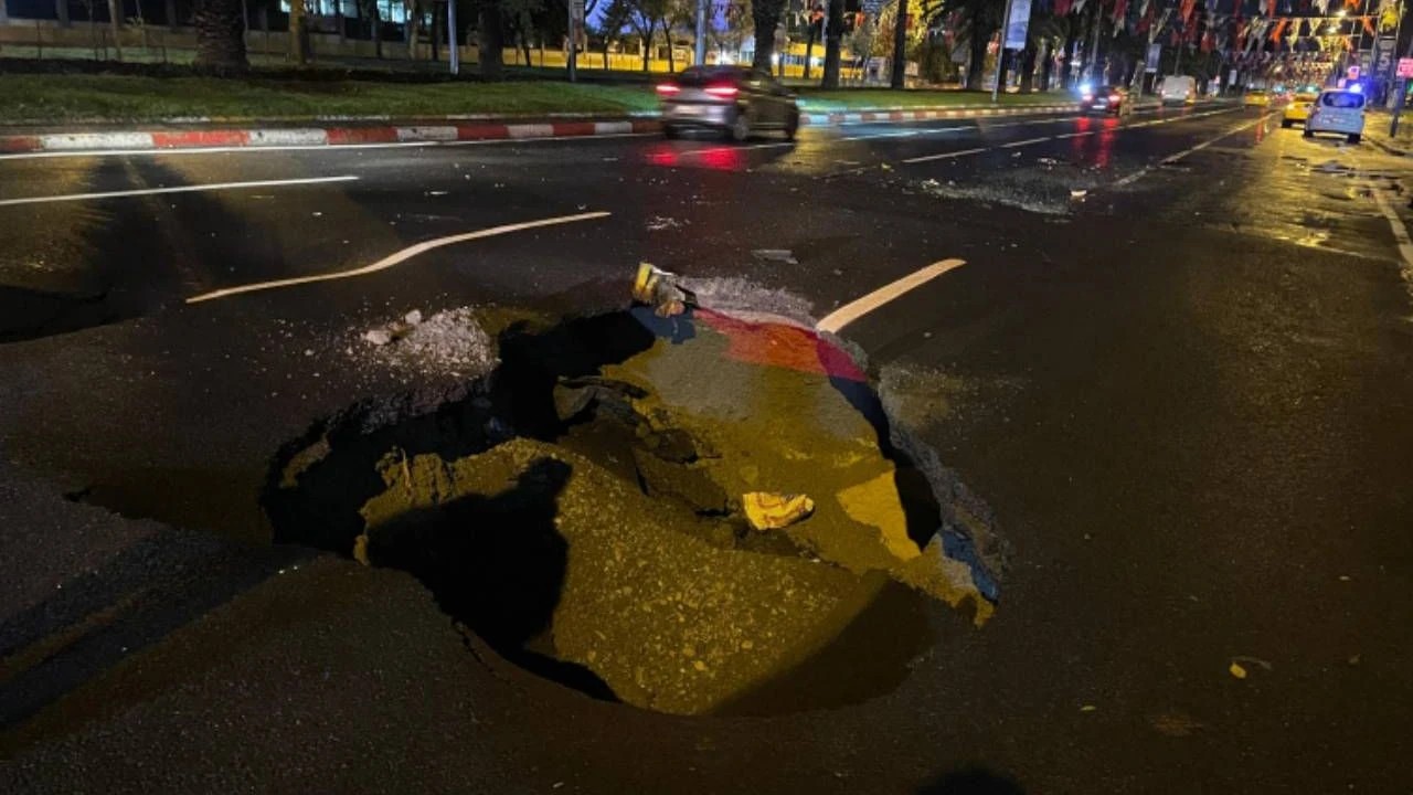 Vatan Caddesinde yol çöktü 2 vatan caddesi
