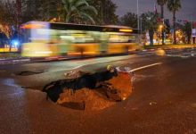 İstanbul’da gece boyunca etkili olan sağanak yağışın ardından Fatih Vatan Caddesi’nde yol çöktü.