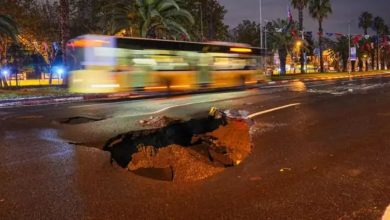 Vatan Caddesinde yol çöktü 1 İstanbul’da gece boyunca etkili olan sağanak yağışın ardından Fatih Vatan Caddesi’nde yol çöktü.