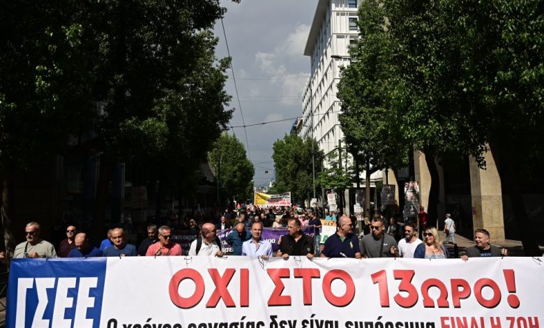 Yunanistan’ın başkenti Atina’da binlerce kişi, hükümetin çalışma saatlerini artırmayı öngören düzenlemesine ve artan hayat pahalılığına karşı sokağa çıktı.