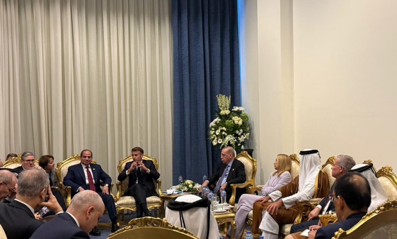 Cumhurbaşkanı Erdoğan dev zirvede 2 Türkiye Cumhuriyeti Cumhurbaşkanı Recep Tayyip Erdoğan başta olmak üzere liderler Mısır'da buluştu