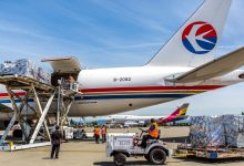 ABD Federal Havacılık Dairesi’nin (FAA) 40 büyük havalimanında uçuş kapasitesini yüzde 10 azaltma kararı, yılbaşı alışveriş dönemine girilirken hava kargo sektöründe endişe yarattı.