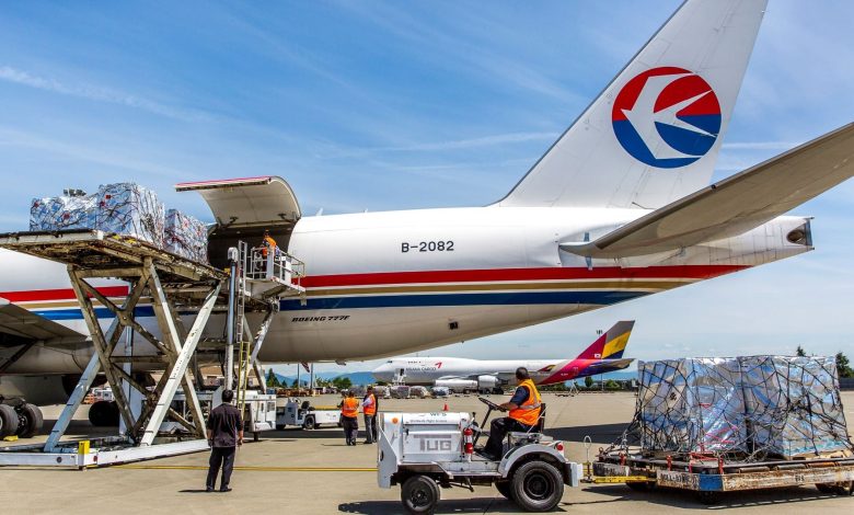 ABD Federal Havacılık Dairesi’nin (FAA) 40 büyük havalimanında uçuş kapasitesini yüzde 10 azaltma kararı, yılbaşı alışveriş dönemine girilirken hava kargo sektöründe endişe yarattı.