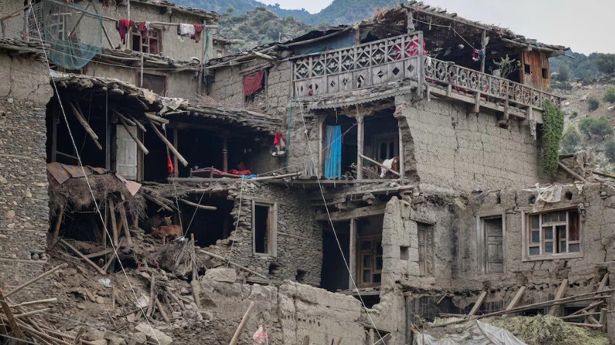 Afganistan’ın kuzeyinde, Mezar-ı Şerif yakınlarında meydana gelen 6,3 büyüklüğündeki depremde en az 20 kişi yaşamını yitirdi