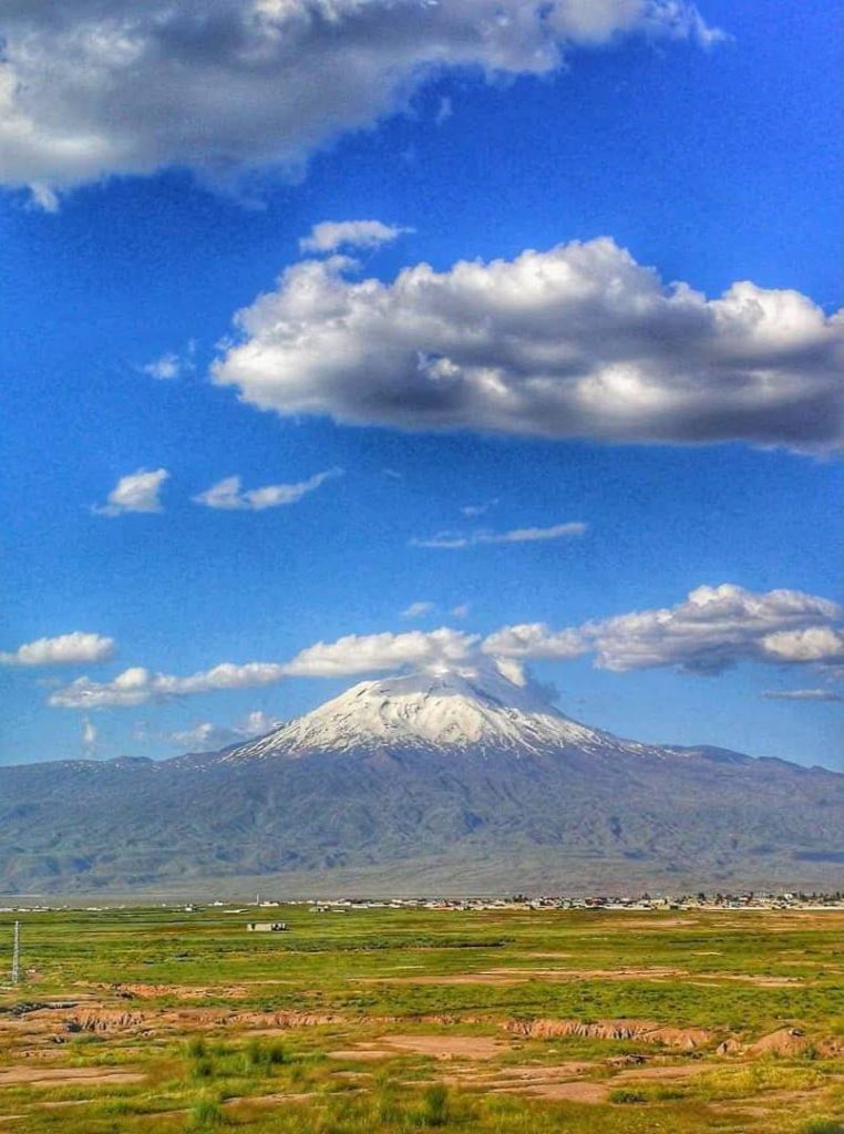 Hristiyanlık ve Yahudilikte Nuh'un Gemisi'nin karaya oturmasıyla Tufanın sona erdiğine inanılan, Ağrı Dağı.