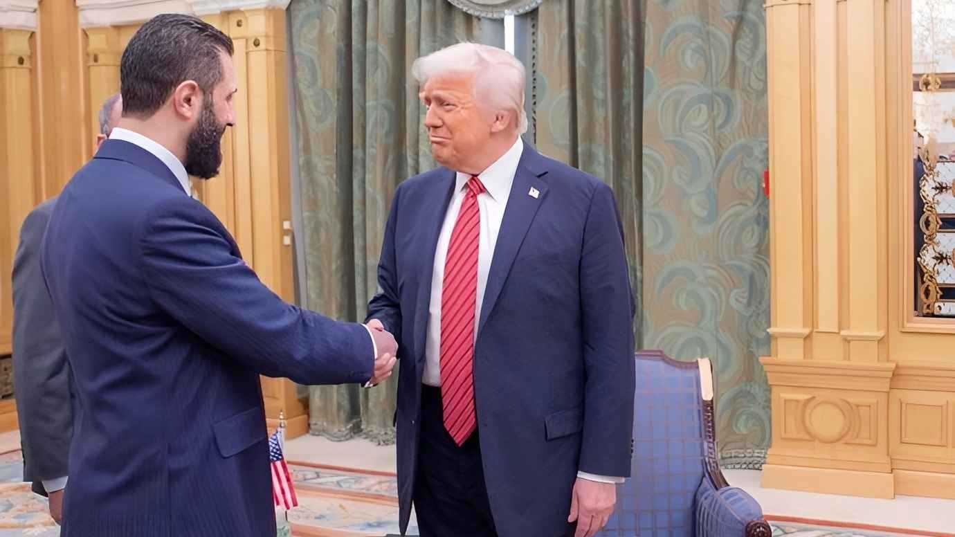 Suriye lideri Ahmed el-Şaraa, Trump’la görüşmek üzere Washington'da 1 Suriye’nin yeni Devlet Başkanı Ahmed el-Şaraa, ülkesinin 1946’daki bağımsızlığından bu yana ABD’yi ziyaret eden ilk Suriyeli lider oldu.