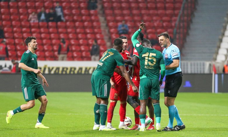 Kritik maçta zafer Amed SK’nın 13 Trendyol 1. Lig’de zirve yarışını yakından ilgilendiren karşılaşmada Amed SK, 1-0 yenik duruma düştüğü Erokspor’u 2-1 mağlup etti