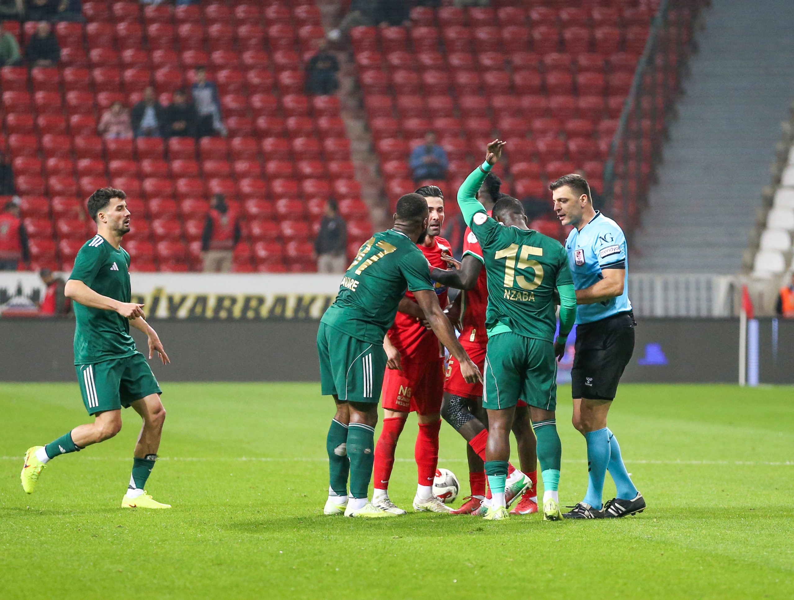 Kritik maçta zafer Amed SK’nın 1 Trendyol 1. Lig’de zirve yarışını yakından ilgilendiren karşılaşmada Amed SK, 1-0 yenik duruma düştüğü Erokspor’u 2-1 mağlup etti