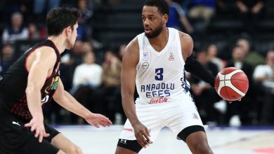 Anadolu Efes, farka uçtu 8 Türkiye Sigorta Basketbol Süper Ligi’nde Anadolu Efes, Glint Manisa Basket’i 104-72 ile adeta ezdi geçti