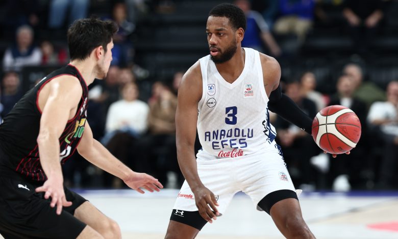 Anadolu Efes, farka uçtu 2 Türkiye Sigorta Basketbol Süper Ligi’nde Anadolu Efes, Glint Manisa Basket’i 104-72 ile adeta ezdi geçti