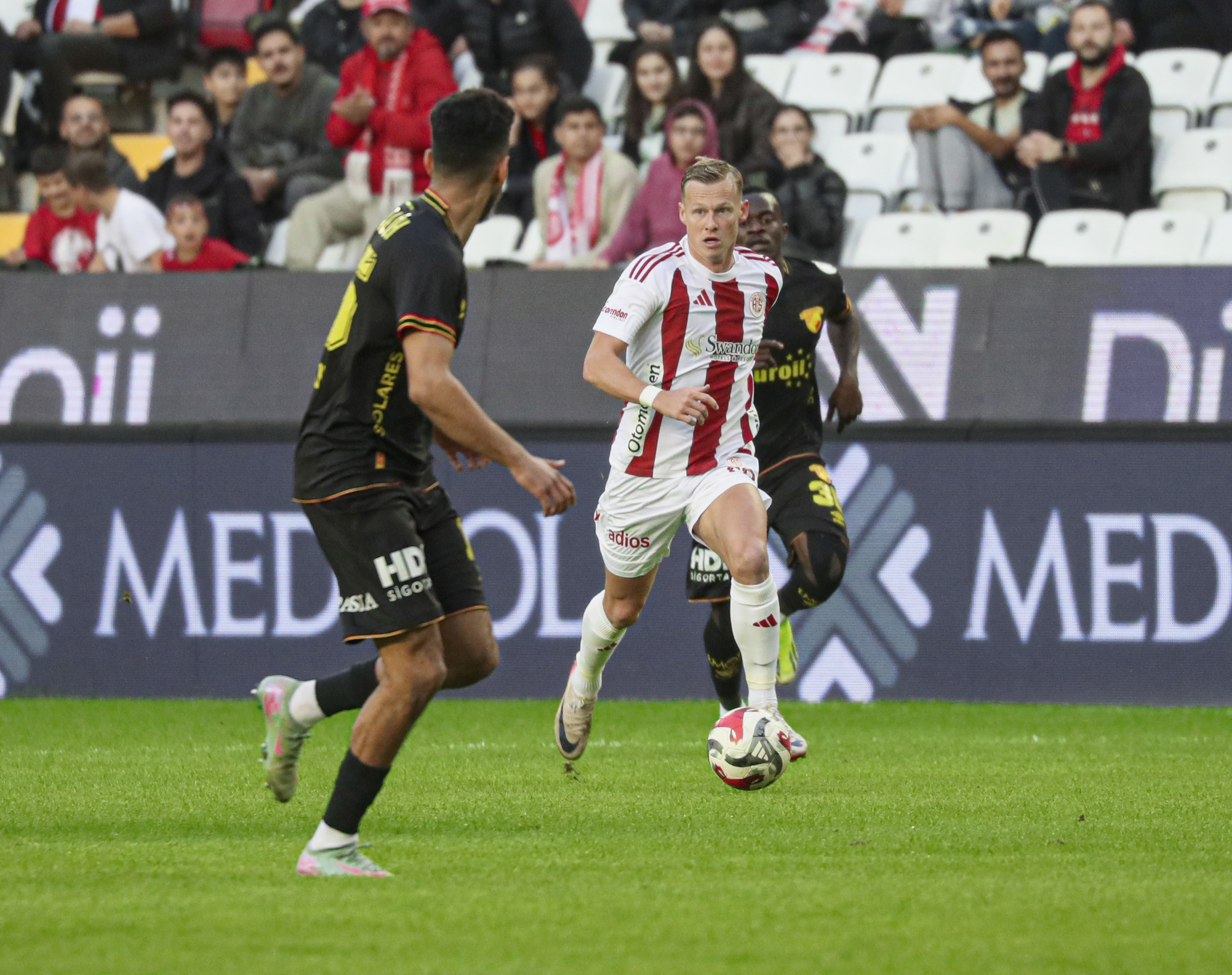 Trendyol Süper Lig’de Göztepe, 1-0 geriye düştüğü Antalyaspor deplasmanında iki kafa golü attığı maçı kazandı