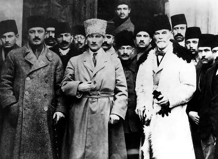 Atatürk’ün ardından 87 yıl geçti: Cumhuriyetin kurucusuna saygı ve minnetle 1 Umutları tükenmiş bir milleti ayağa kaldırarak Türkiye Cumhuriyeti’ni kuran Gazi Mustafa Kemal Atatürk’ün ebediyete intikalinin üzerinden 87 yıl geçti.