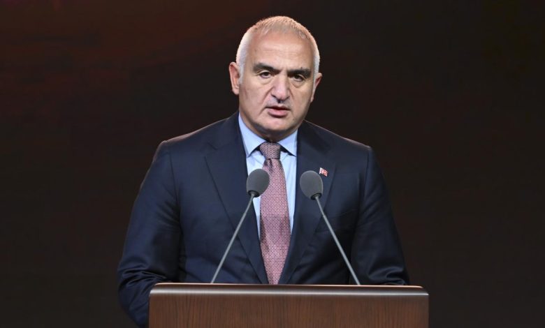 Bakan Ersoy'dan Ayasofya açıklaması 2 Mehmet Nuri Ersoy, Ayasofya-i Kebir Cami-i Şerifi’nde mühendislik ve bilim temelli geniş çaplı restorasyon seferberliğinin başladığını açıkladı.