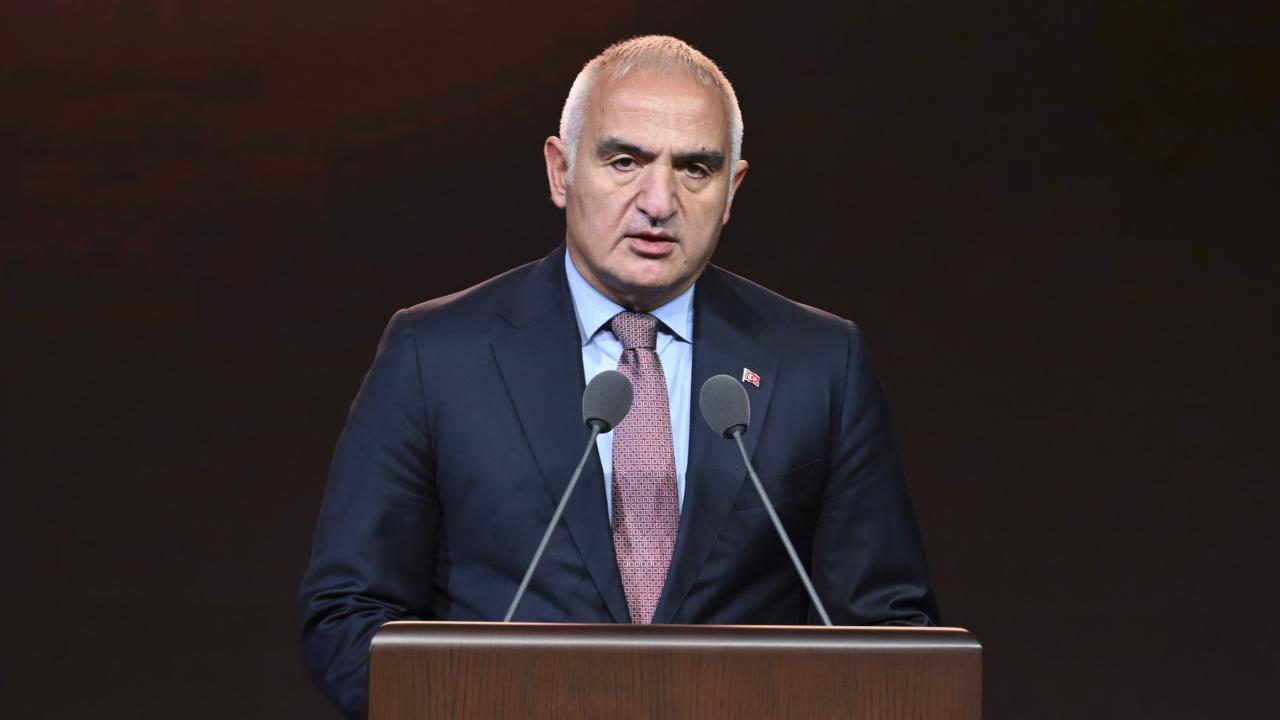 Bakan Ersoy'dan Ayasofya açıklaması 1 Mehmet Nuri Ersoy, Ayasofya-i Kebir Cami-i Şerifi’nde mühendislik ve bilim temelli geniş çaplı restorasyon seferberliğinin başladığını açıkladı.