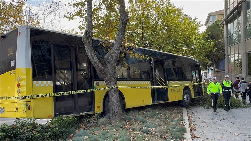 Beşiktaş Yıldız Mahallesi Barbaros Bulvarı’nda, 34 HO 2429 plakalı İETT otobüsünün şoförü Mehmet Cılasın, seyir halindeyken kalp krizi geçirdi.