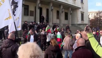 Bulgaristan’da Euro krizi büyüyor: Halk sokaklara döküldü 7 Bulgaristan’ın 1 Ocak 2026’da Euro’ya geçme planı ülke genelinde protesto dalgası yarattı.