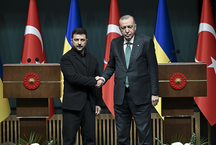 Cumhurbaşkanı Erdoğan: İstanbul süreci yeniden devreye girmeli 1 Cumhurbaşkanı Recep Tayyip Erdoğan ve Ukrayna Devlet Başkanı Volodimir Zelenskiy, Ankara’daki görüşmelerinin ardından ortak basın toplantısı düzenledi.