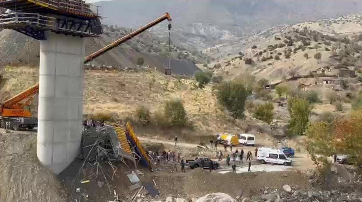 Diyarbakır’ın Kulp ilçesinde viyadük inşasında iskelenin çökmesi sonucu maalesef 4 işçi yaşamını yitirdi